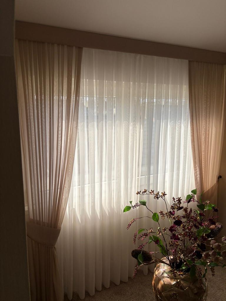 Lichtbruine overgordijnen met oase en klittenband koof, Ophalen of Verzenden, Gebruikt, Bruin, 200 cm of meer