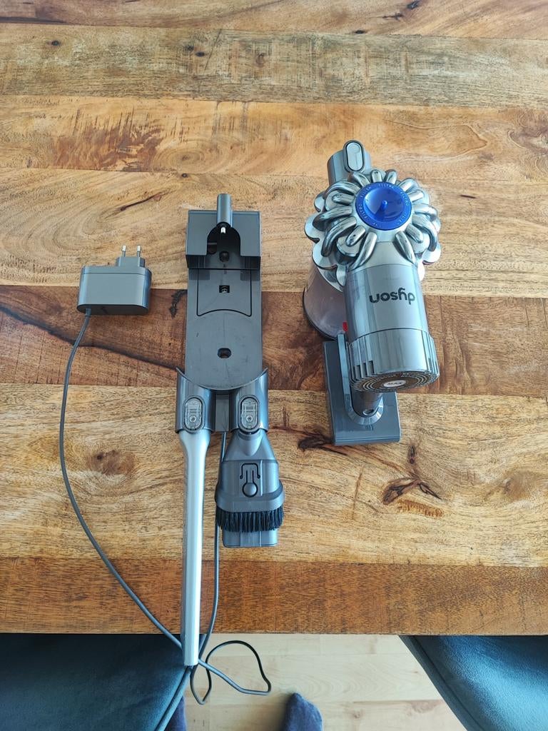 Dyson V6 stofzuiger met oplader en accessoires, Ophalen of Verzenden