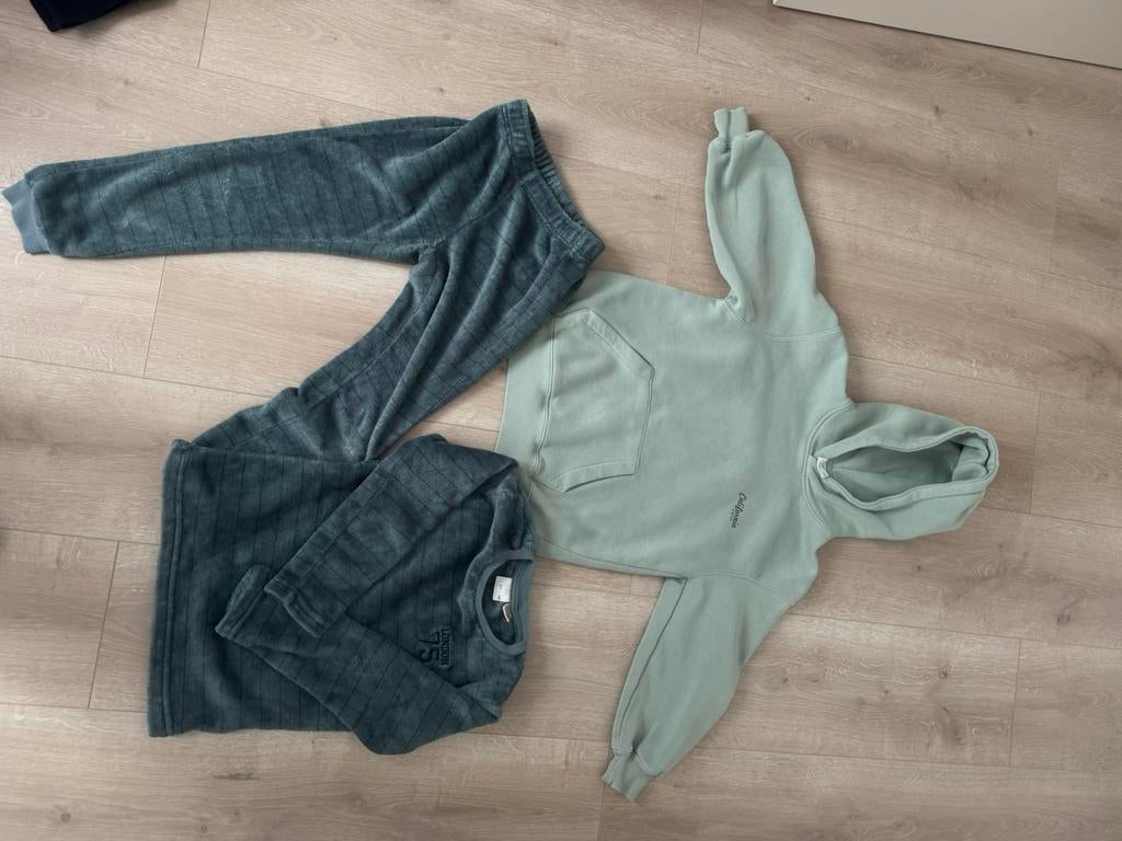 Sweatshirt en pyjama maat 120 jongen, Ophalen of Verzenden, Zo goed als nieuw, Jongen, Overige typen