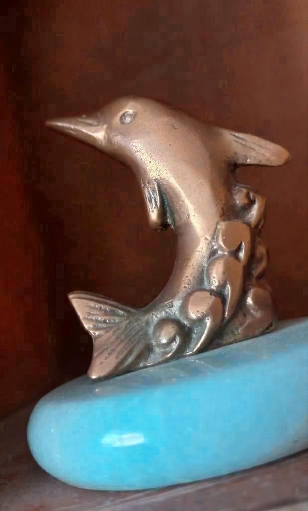 Brons beeldje Massief brons beeld Dolfijn op wite marmeren, Antiek en Kunst, Ophalen of Verzenden, Brons