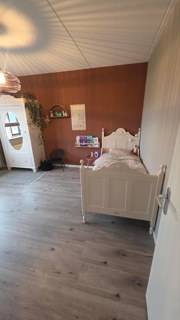 Bopita romantisch bed en kledingkast, kleur peach pudding, Ophalen, 85 tot 100 cm, Zo goed als nieuw, Lattenbodem