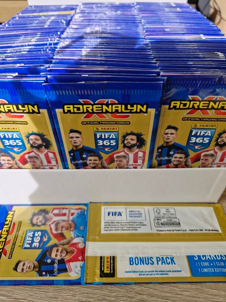 Panini Adrenalyn XL FIFA 365 2023 - 300 sets van 3 kaarten, Ophalen of Verzenden, Nieuw, Buitenlandse clubs, Poster, Plaatje of Sticker