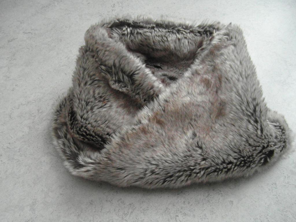 heerlijk warme capuchon/sjaal, voelt aan als bont, is dat ni, Ophalen of Verzenden, Nieuw, Maat 34 (XS) of kleiner, Sjaal