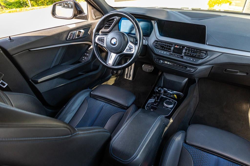 BMW 1-serie 118i High Executive M-Sport I Led I Live Cockpit, Auto's, Gebruikt, Leder en Stof, Zwart, Bedrijf