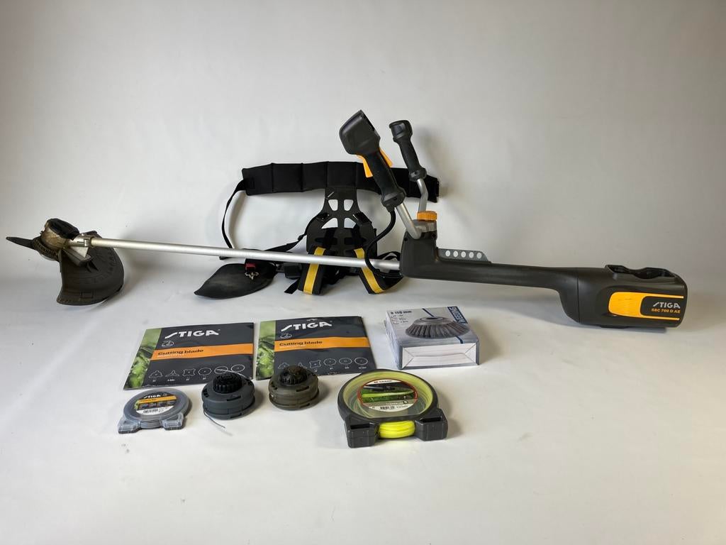 Stiga SBC 700 D AE Accu bosmaaier incl. accu + lader, Ophalen, Zo goed als nieuw, Accu