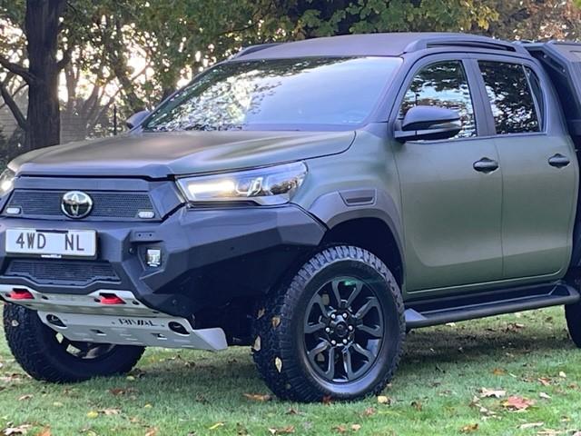 Toyota Hilux 2.8 TD AUT 5 PERS VAN LEVERING 2025 CUSTOM HUNT, Auto's, Toyota, Bedrijf, Te koop, Hilux, 4x4, ABS, Achteruitrijcamera