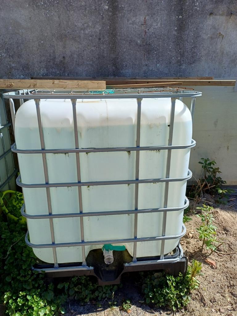 IBC met kunststof pallet. Bij 2 stuks €45 per stuk., Tuin en Terras, Regentonnen, 150 liter of meer, Ophalen, Zo goed als nieuw