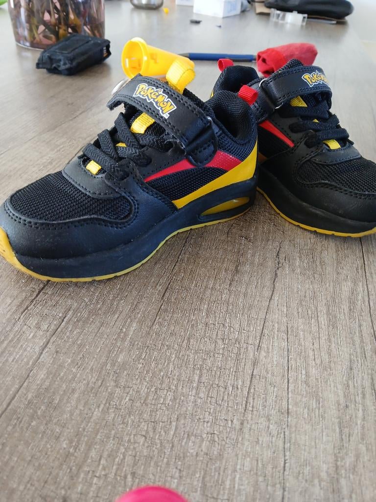 Pokemon schoenen maat 25, Kinderen en Baby's, Kinderkleding | Schoenen en Sokken, Ophalen, Zo goed als nieuw, Jongen, Schoenen