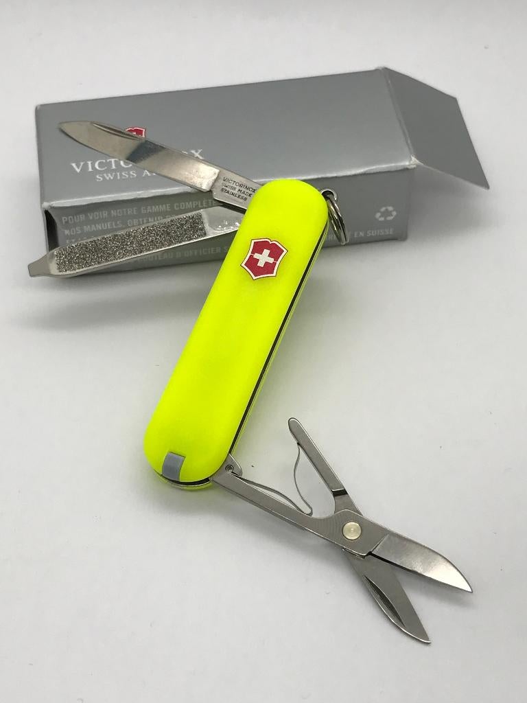 Victorinox Classic SD STAYGLOW 58mm Swiss Army Knife NIB, Ophalen of Verzenden, Nieuw