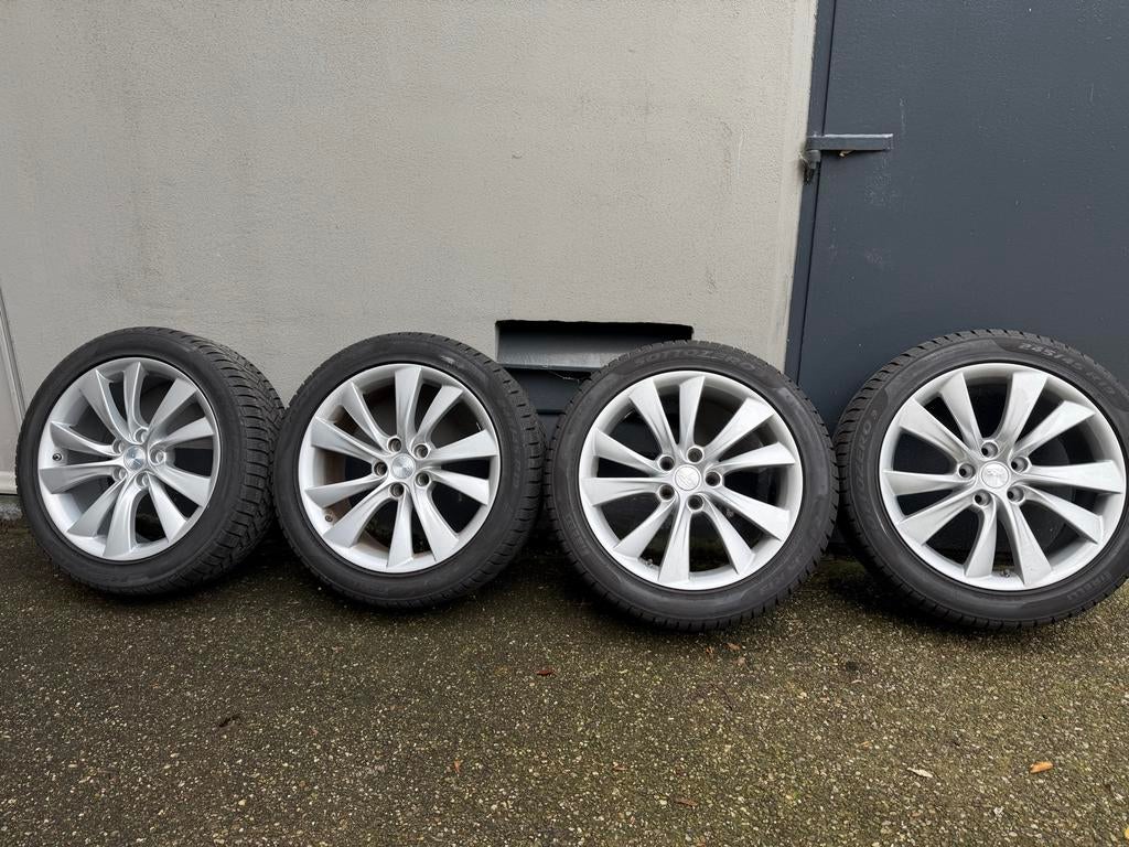 Winterbanden originele velg Tesla Model S Zo goed als nieuw!, Auto-onderdelen, Banden en Velgen, 245 mm, Banden en Velgen, Nieuw