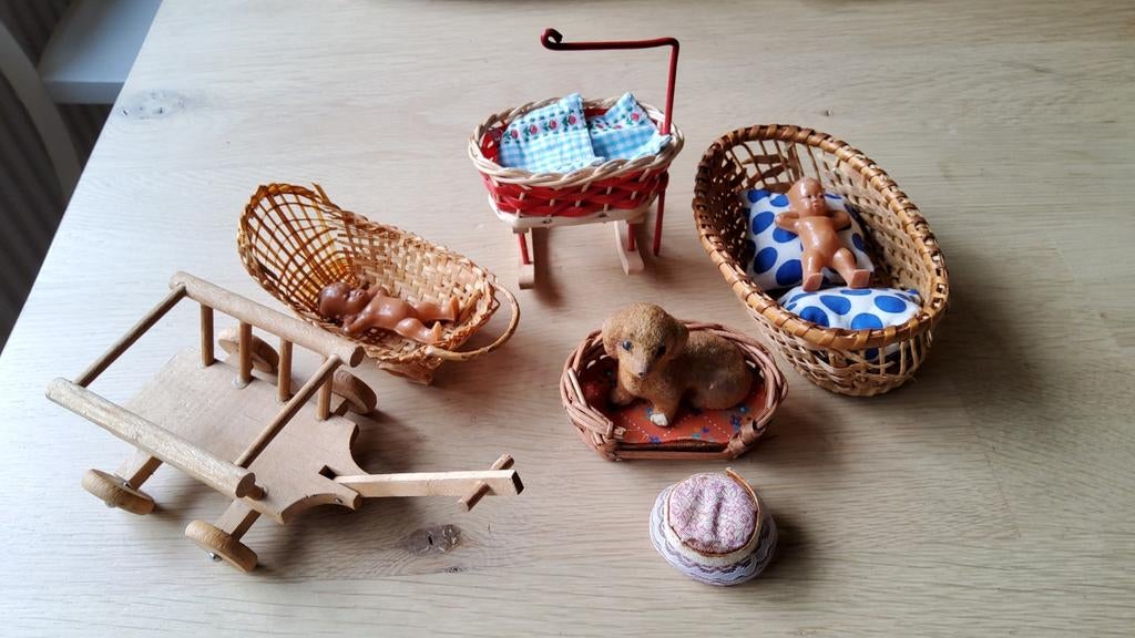 Vintage poppenhuis  Caco wieg poef bolderkar pop hondenmand, Ophalen of Verzenden, Gebruikt, Poppenhuis