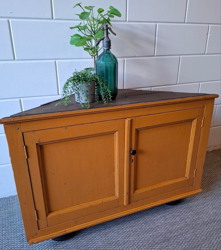 Vintage/Brocante houten hoekkast, Antieke oker gele kast, Ophalen