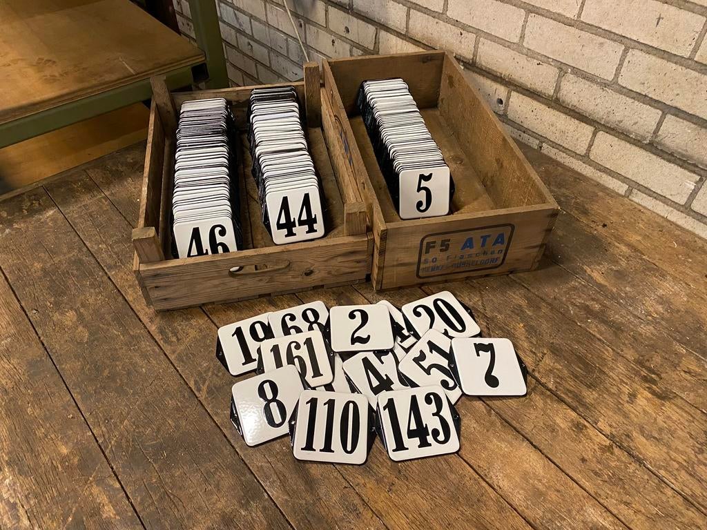 Antiek oud emaille huisnummer huis nummer huisnummers, Ophalen of Verzenden