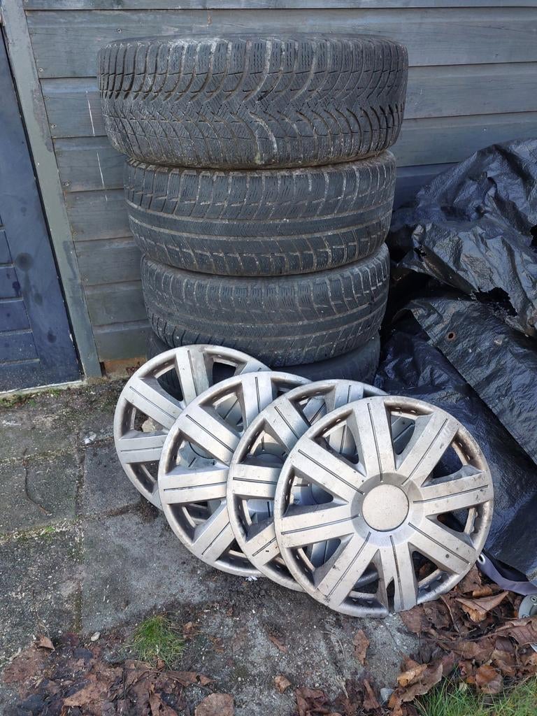 Winterbanden en velg 205/55 R16 RenaultMegane met wieldoppen, Ophalen of Verzenden, Gebruikt