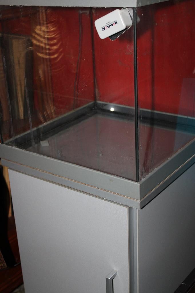 Aquarium met onderstel en toebehoren, Ophalen, Zo goed als nieuw, Leeg aquarium
