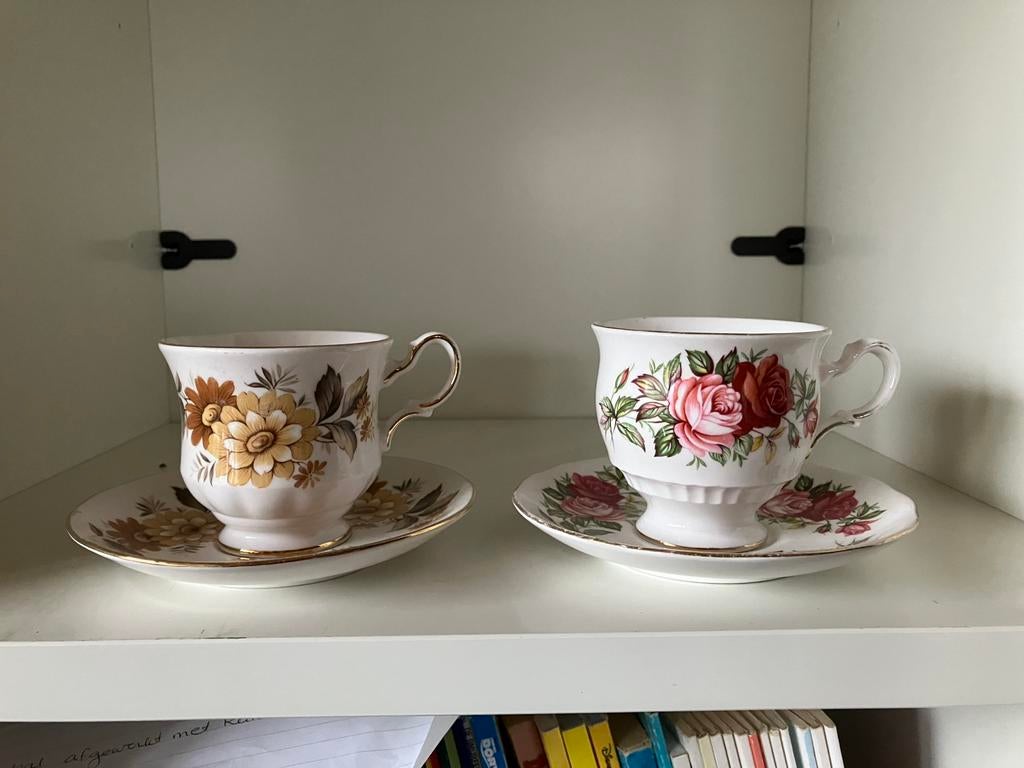 Vintage kop en schotel bieden p/st. Queen anne, Antiek en Kunst, Ophalen