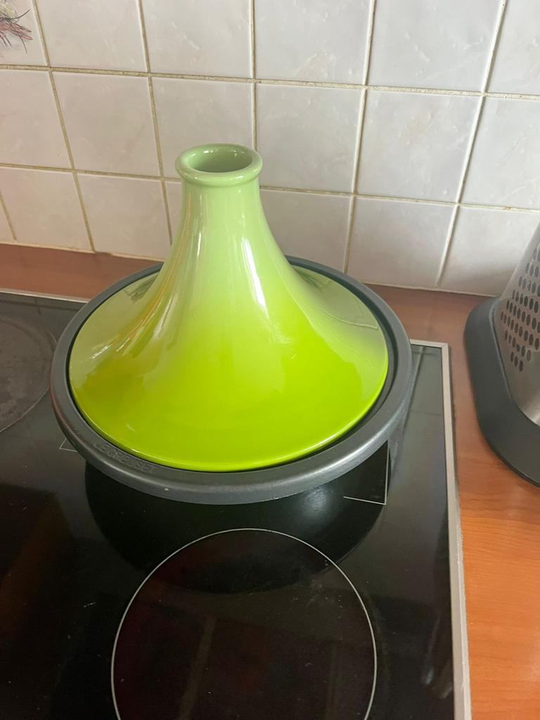 Tajine Le Creuset 27 cm, Ophalen of Verzenden, Zo goed als nieuw, Gietijzer, Koekenpan of Braadpan