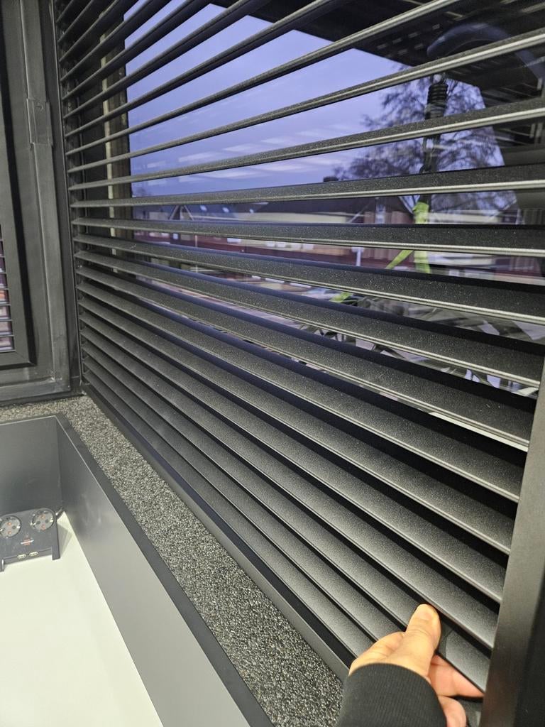 Aluminium lamella, Ophalen, Zo goed als nieuw, Zwart, Modern, Strak, Industrieel