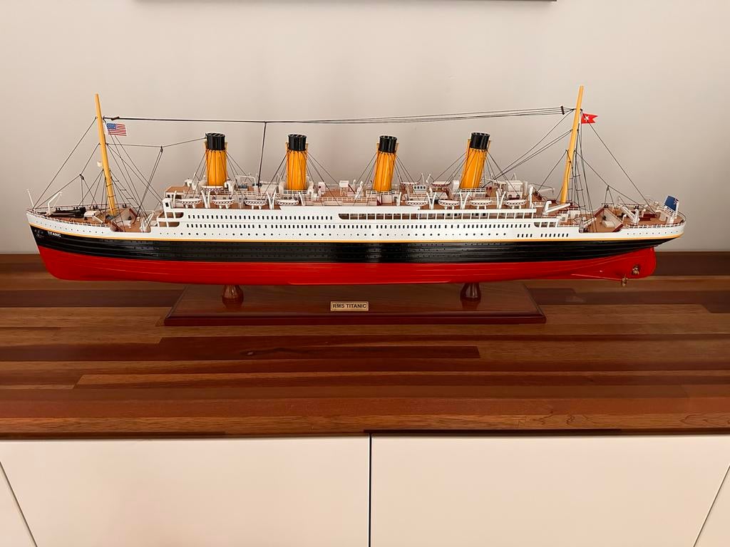 RMS Titanic modelschip schaal 1:250 met vitrine, Hobby en Vrije tijd, Modelbouw | Boten en Schepen, Ophalen, Zo goed als nieuw