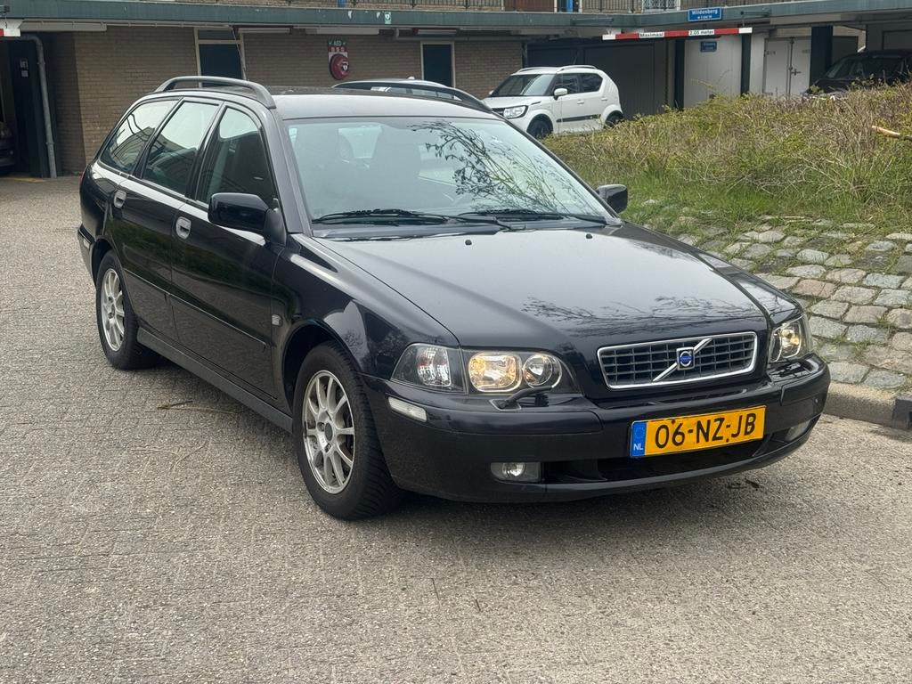 Volvo V40 1.8 2004 Zwart, Auto's, 4 cilinders, Handgeschakeld, 1783 cc, Particulier