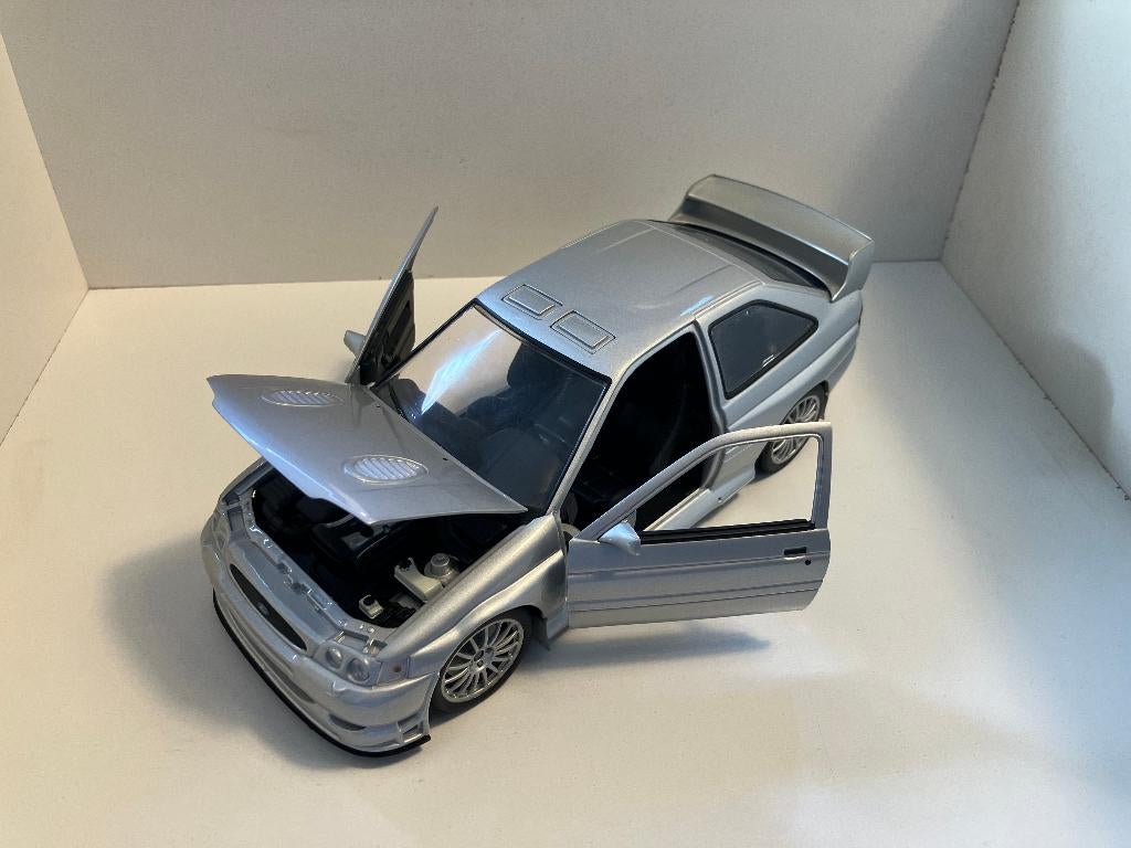UT Models 1/18 - Ford Escort RS Cosworth Rouge - état Neuf Boîte