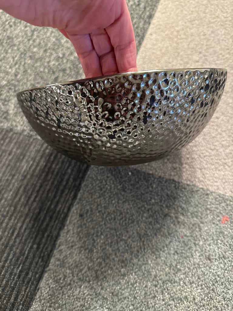 Twee zilverkleurige schalen met structuur, Huis en Inrichting, Woonaccessoires | Schalen en Manden, Ophalen, Overige materialen