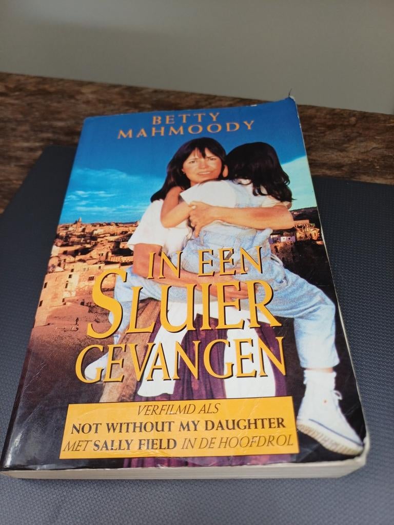 In een sluier gevangen - Betty Mahmoody, Boeken, Ophalen of Verzenden, Gelezen, Betty Mahmoody, Overige