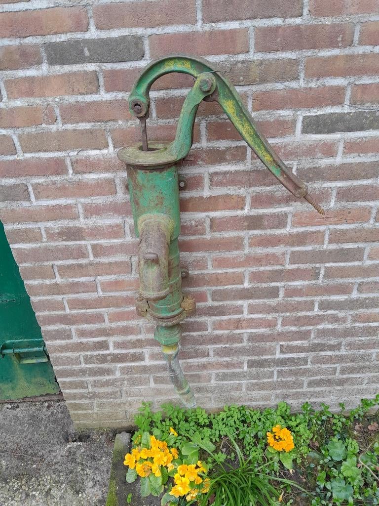 Antieke waterpomp, Ophalen