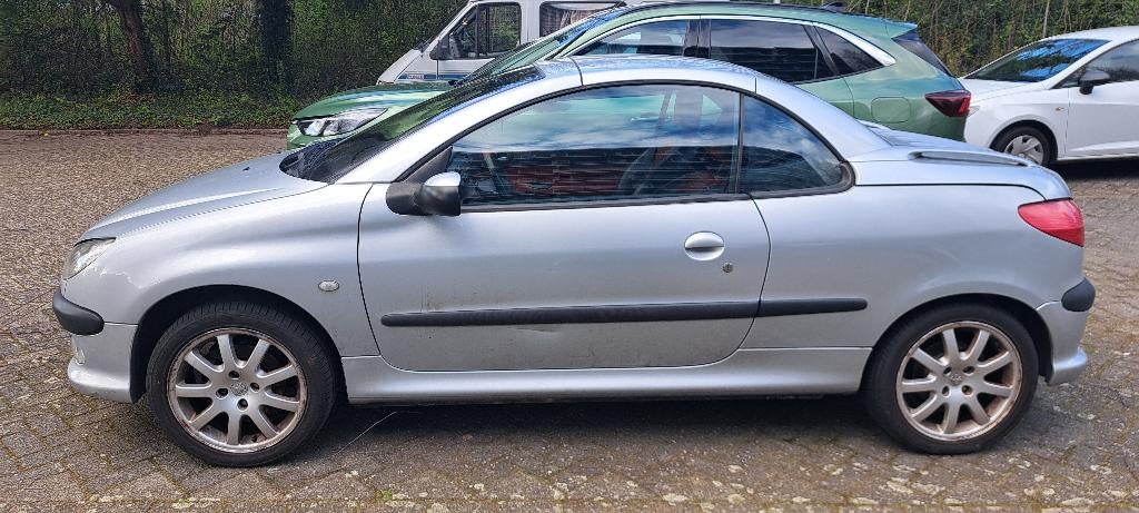 Peugeot 206 2.0 16V CC 2002 Grijs, Auto's, Peugeot, 136 pk, 4 cilinders, Cabriolet, 4 stoelen