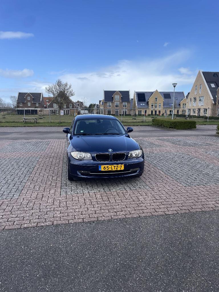 BMW 118i Business Line | NAP | 2e eigenaar |Goed onderhouden, Auto's, BMW, 1-Serie, Euro 5, 1995 cc, Zwart
