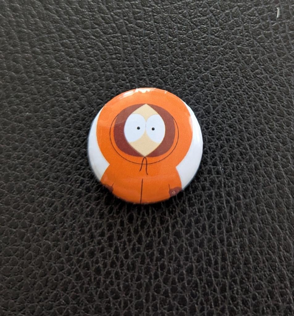 Kenny South Park – 25 mm button – oranje, Verzamelen, Ophalen of Verzenden, Overige figuren, Nieuw, Overige typen