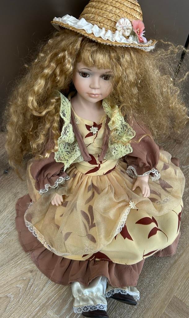 Vintage Porseleinen Pop met Krullend Haar en Strohoedje, Ophalen of Verzenden, Gebruikt, Pop