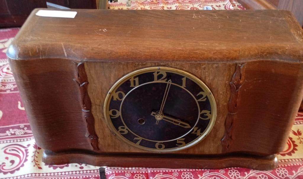 Vintage houten tafelklok - Loopt, nauwkeurigheid onbekend, Ophalen