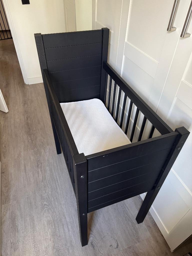 Kidsmill Noa wieg mat zwart met AeroSleep Wiegmatras, Kinderen en Baby's, Babywiegjes en Ledikanten, Ophalen, Gebruikt, Wieg