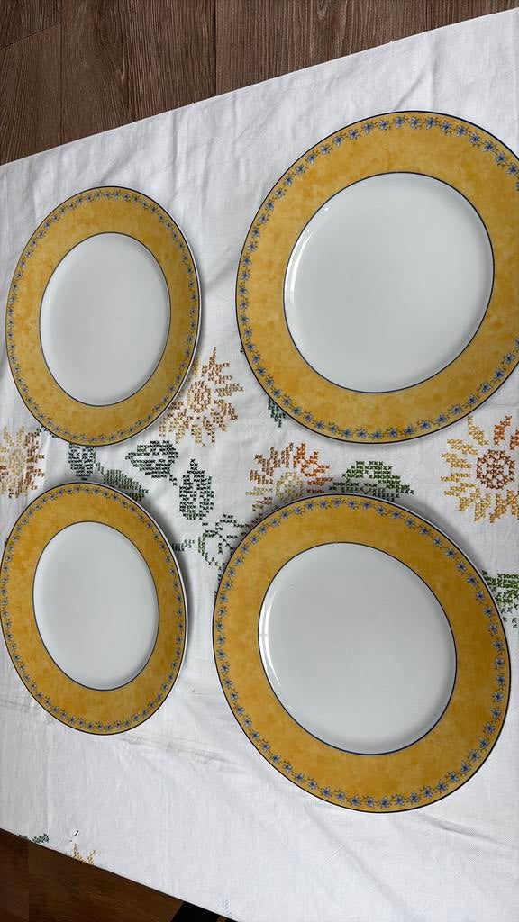 ETENSBORDEN wit met gele rand 4 stuks diameter 25 cm, Ophalen of Verzenden, Zo goed als nieuw, Overige stijlen, Bord(en)