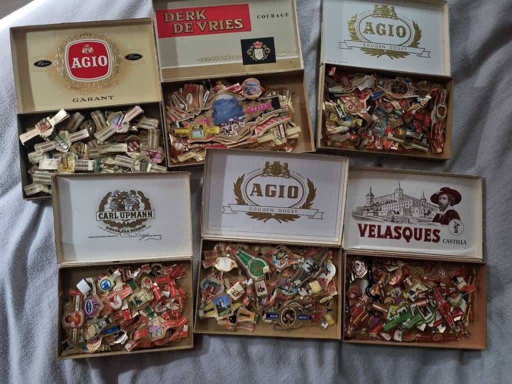 Grote verzameling sigarenbandjes in doosjes, Ophalen of Verzenden, Sigarenbandjes