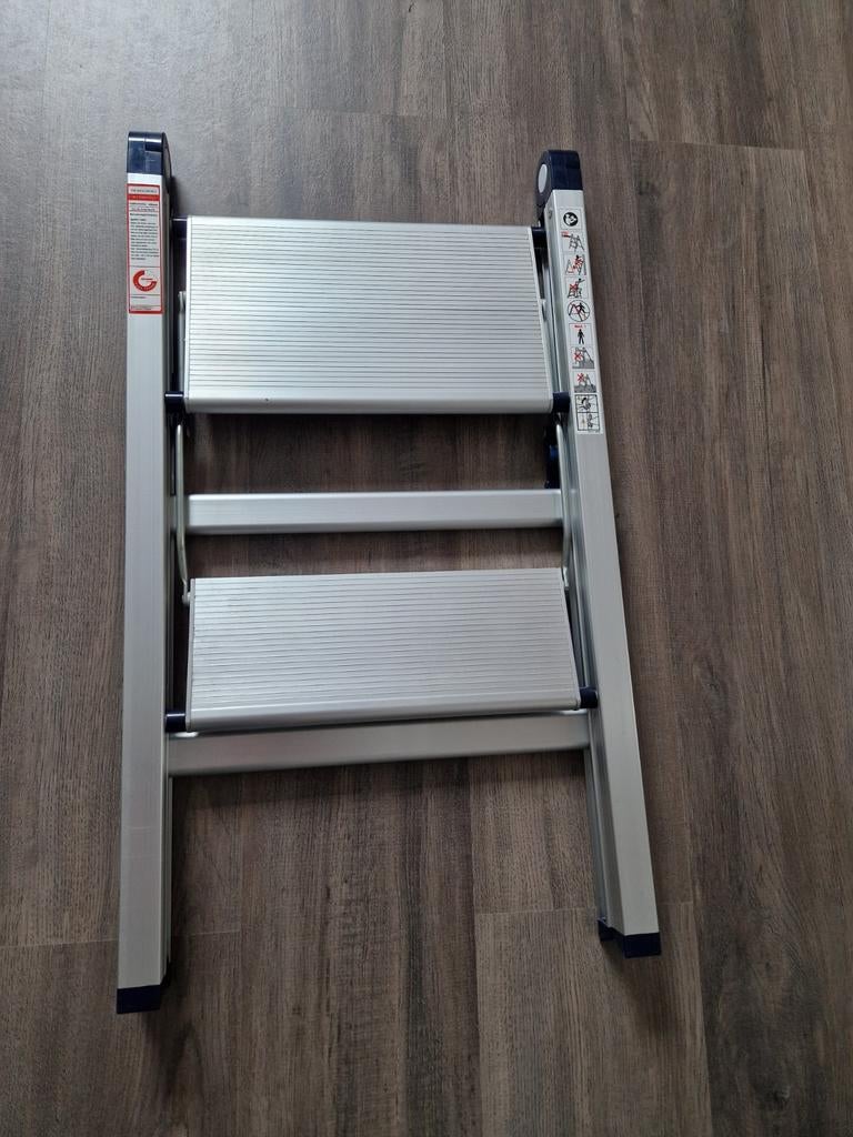 Compact trapje 2 tredes, zeer plat, Doe-het-zelf en Verbouw, Ladders en Trappen, Ophalen of Verzenden, Zo goed als nieuw, Trap