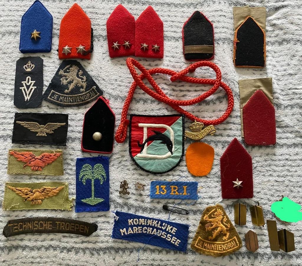 Lot emblemen WO2 en Nederlands Indie. Veel zeldzame items., Ophalen of Verzenden, Landmacht, Nederland, Embleem of Badge
