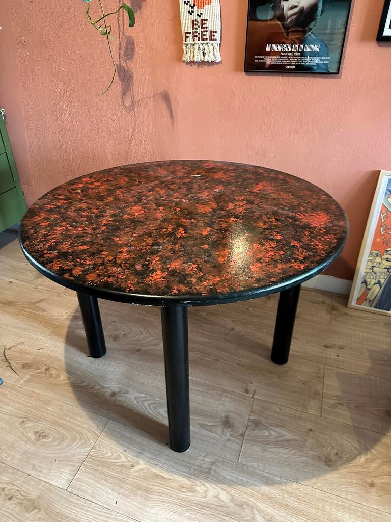 Ronde tafel rood/zwart - stijlvol en compact, Huis en Inrichting, Tafels | Eettafels, Ophalen, Overige materialen, Gebruikt, 100 tot 150 cm