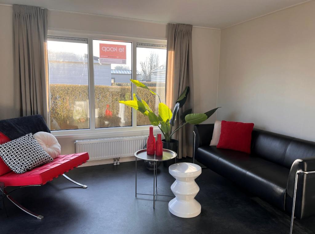 Eettafel, bank en fauteuil te koop, Ophalen, Zo goed als nieuw