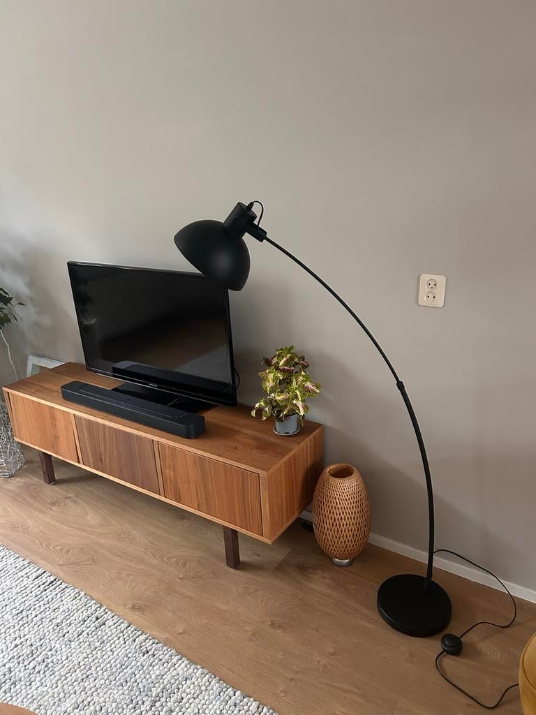 Moderne zwarte booglamp Qazqa met gouden kap, Huis en Inrichting, Lampen | Vloerlampen, Ophalen, Zo goed als nieuw, Metaal, 100 tot 150 cm