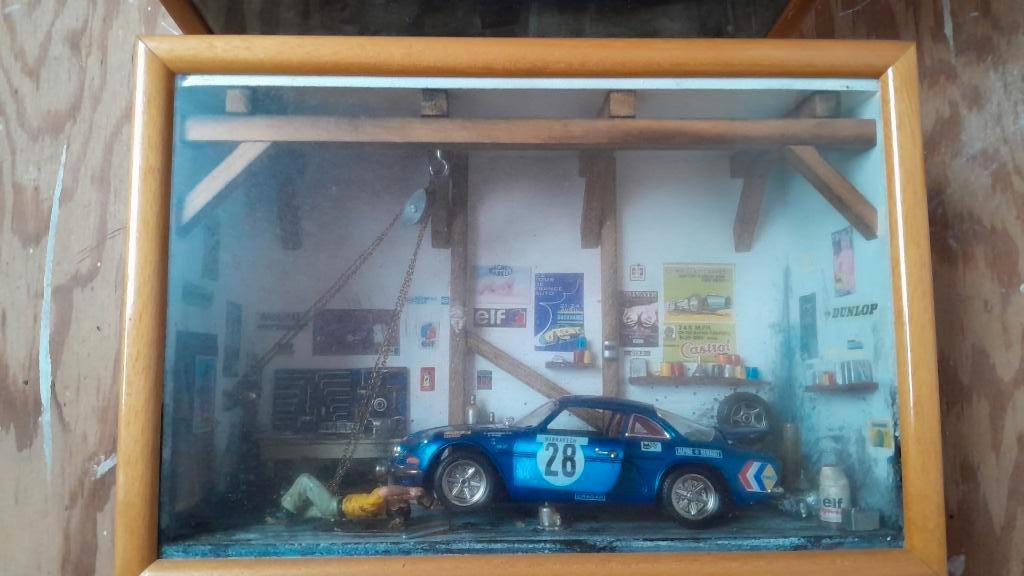 modelauto renault alpine garage diorama 1/24, Ophalen of Verzenden, Zo goed als nieuw, Auto, Overige merken
