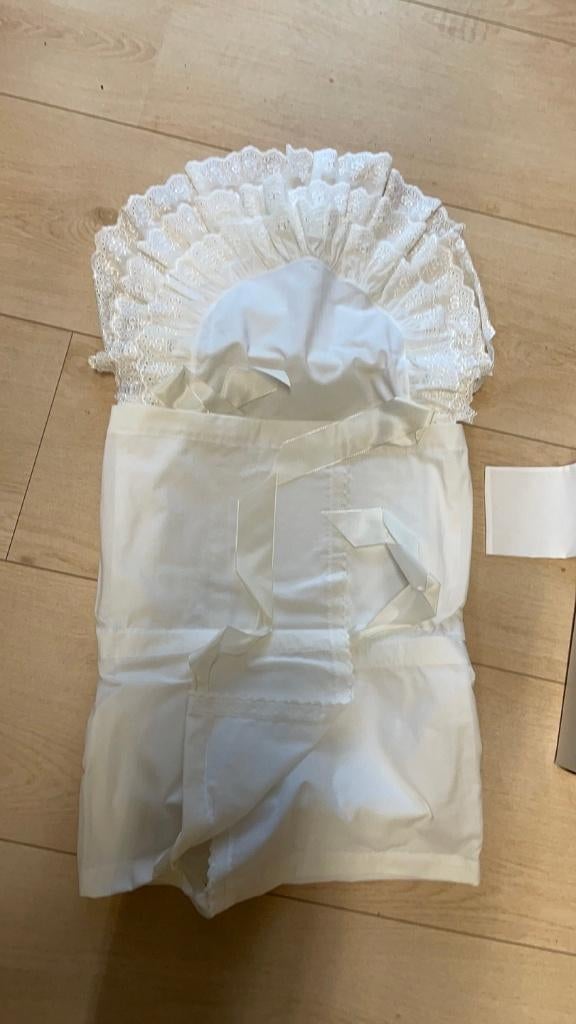 Voor Reborn pop of baby doopkussen met hesje en mutsje mt 50, Verzamelen, Poppen, Ophalen of Verzenden, Nieuw, Kleertjes, Levensecht of Reborn