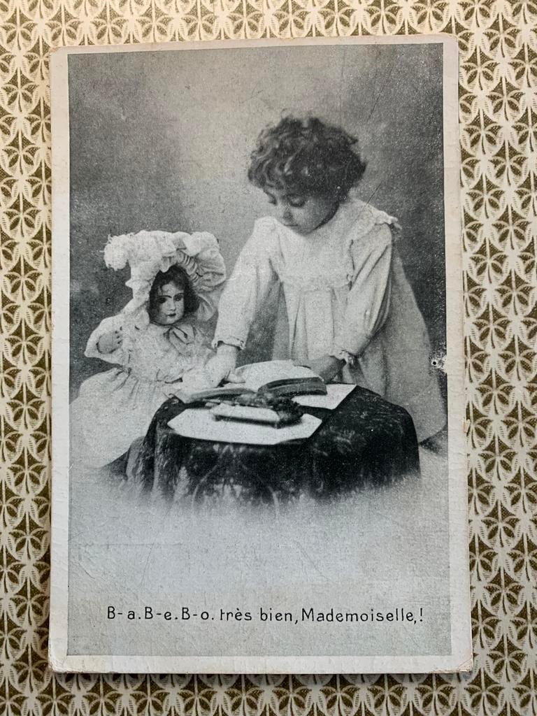 Meisje leert de pop lezen (NN), Ophalen of Verzenden, Voor 1920, Gelopen, Kinderen