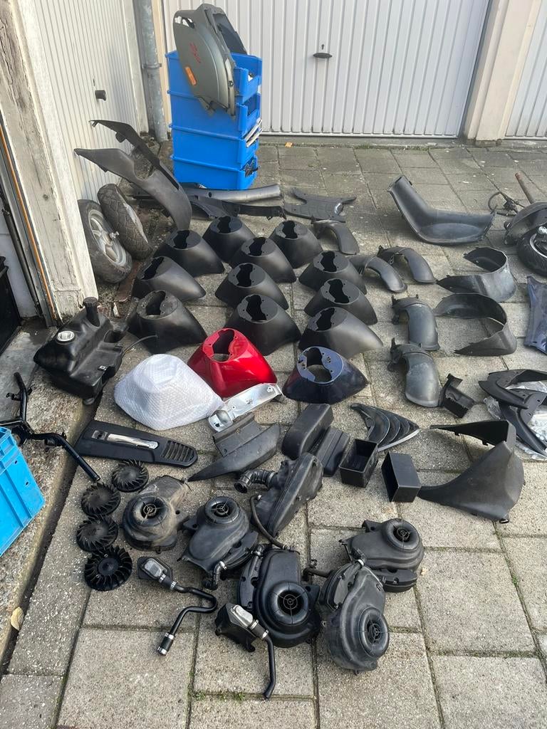 Diverse piaggio onderdelen kappen lijsten etc., Fietsen en Brommers, Brommeronderdelen | Scooters, Piaggio, Overige typen, Ophalen of Verzenden