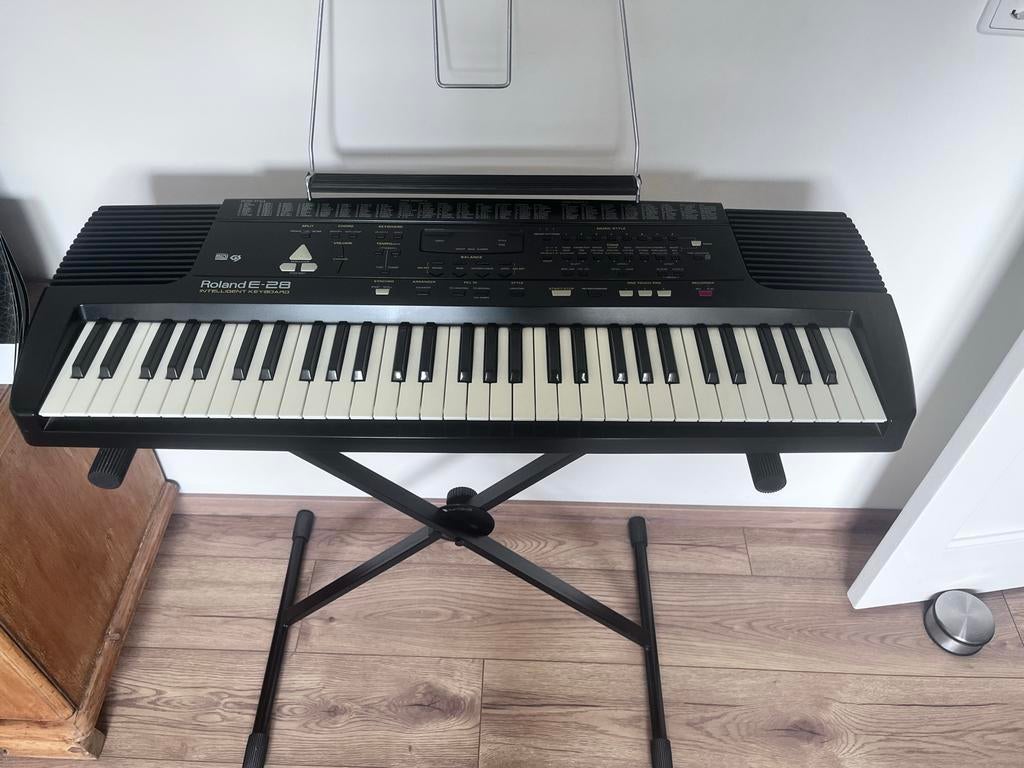 Roland E-28 Intelligent Keyboard met standaard, Muziek en Instrumenten, Keyboards, Ophalen, Roland, Met standaard, 61 toetsen