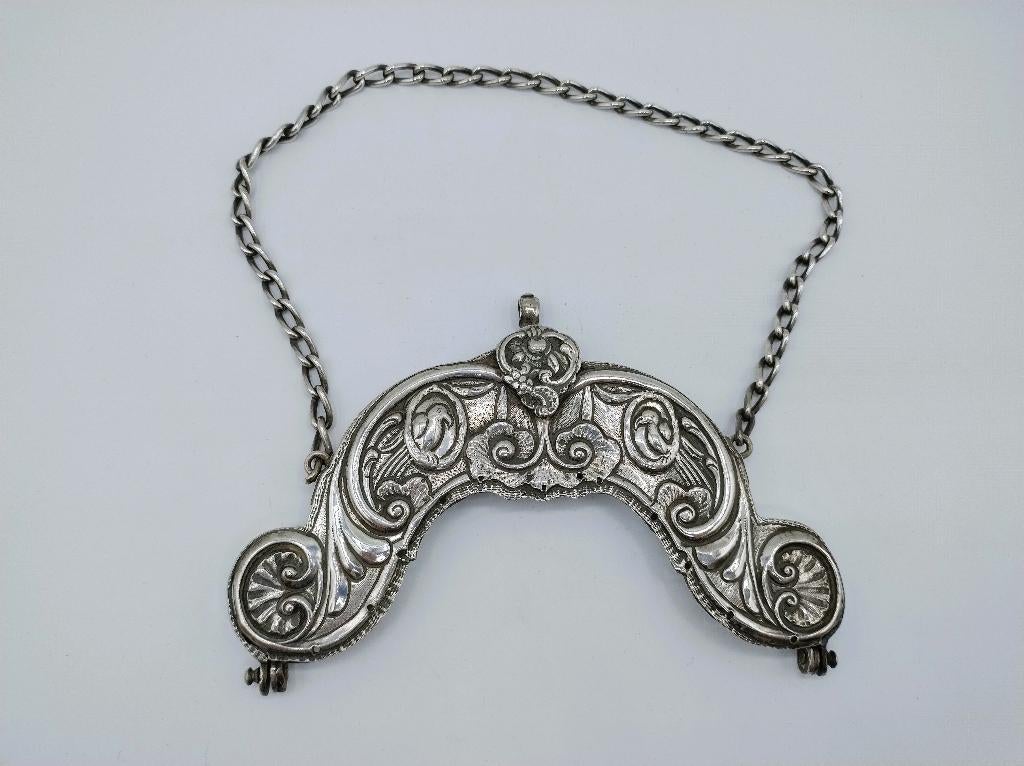 Zilveren tasbeugel met ketting, H. Hubert, Groningen, 1790