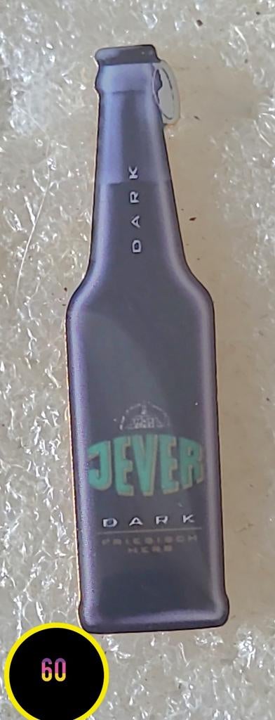 Jever Dark bierfles pin, Verzamelen, Biermerken, Verzenden, Overige merken