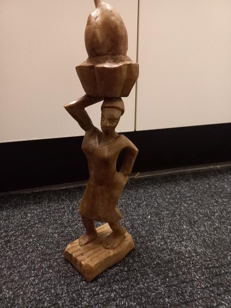 Houten beeldje van vrouw met mand op hoofd, Ophalen of Verzenden, Handgemaakt, 20 - 50 cm, Beeld