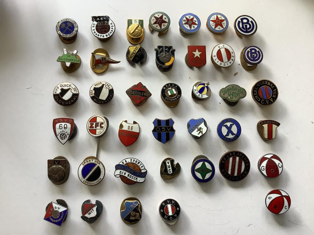 Speldjes knopen voetbal Nederland, Ophalen of Verzenden, Gebruikt, Sport